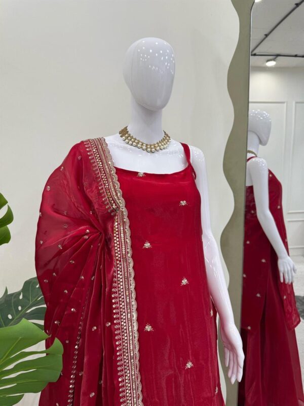 Buy Jimi Choo Embroidered Plazo Set with Lace-Trim Dupatta - Image 5
