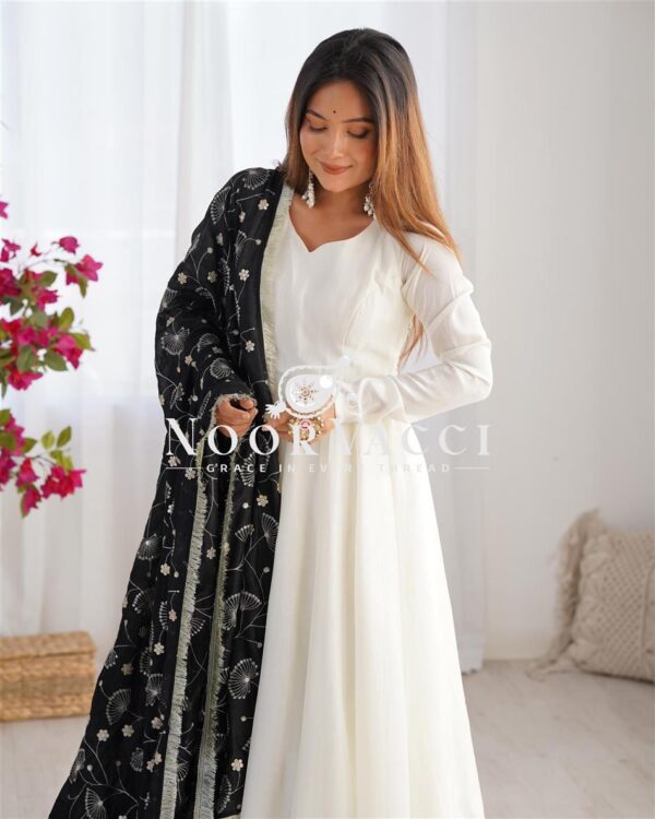 Shop Vichitra Silk Kali Pattern Anarkali Set with Dupatta and Pant - Image 9