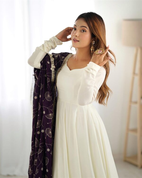 Shop Vichitra Silk Kali-Cut Anarkali Set with Dupatta and Pant - Image 2