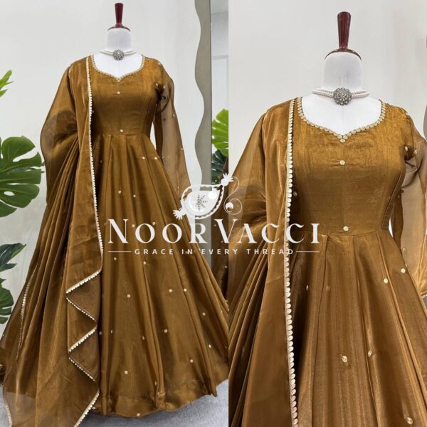 Buy Jimi Choo Thread Work Top & Pant Set with Lace Dupatta - Image 4