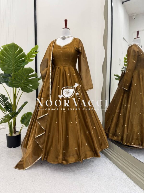 Buy Jimi Choo Thread Work Top & Pant Set with Lace Dupatta - Image 3
